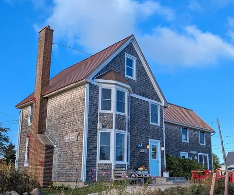Blue shingled house of Salty Rose’s and The Periwinkle Cafe