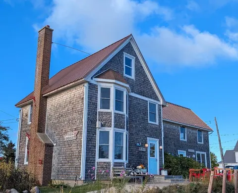 Grey shingled house of Salty Rose’s and The Periwinkle Cafe